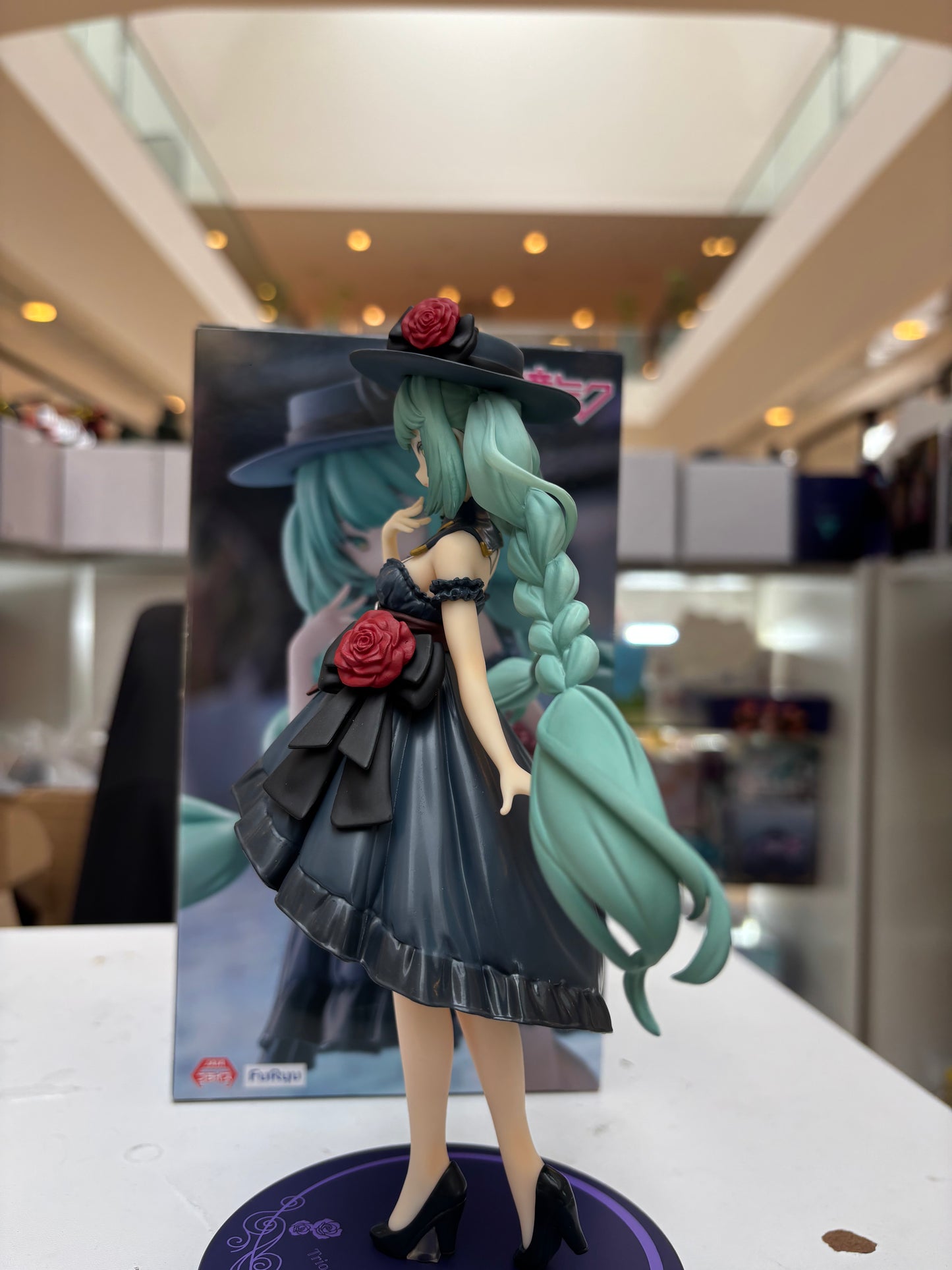 Figura Hatsune Miku Elegante Sombrero Flores