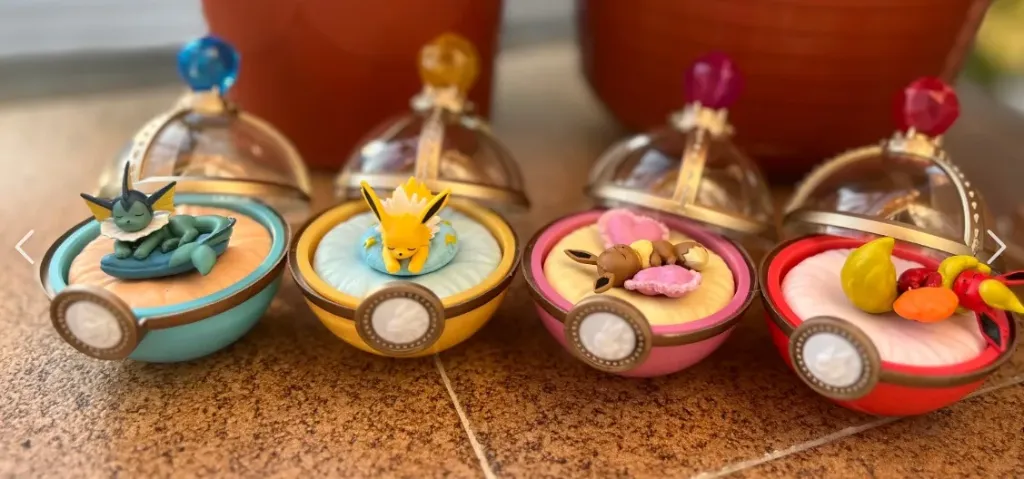 Pokeballs Eevees